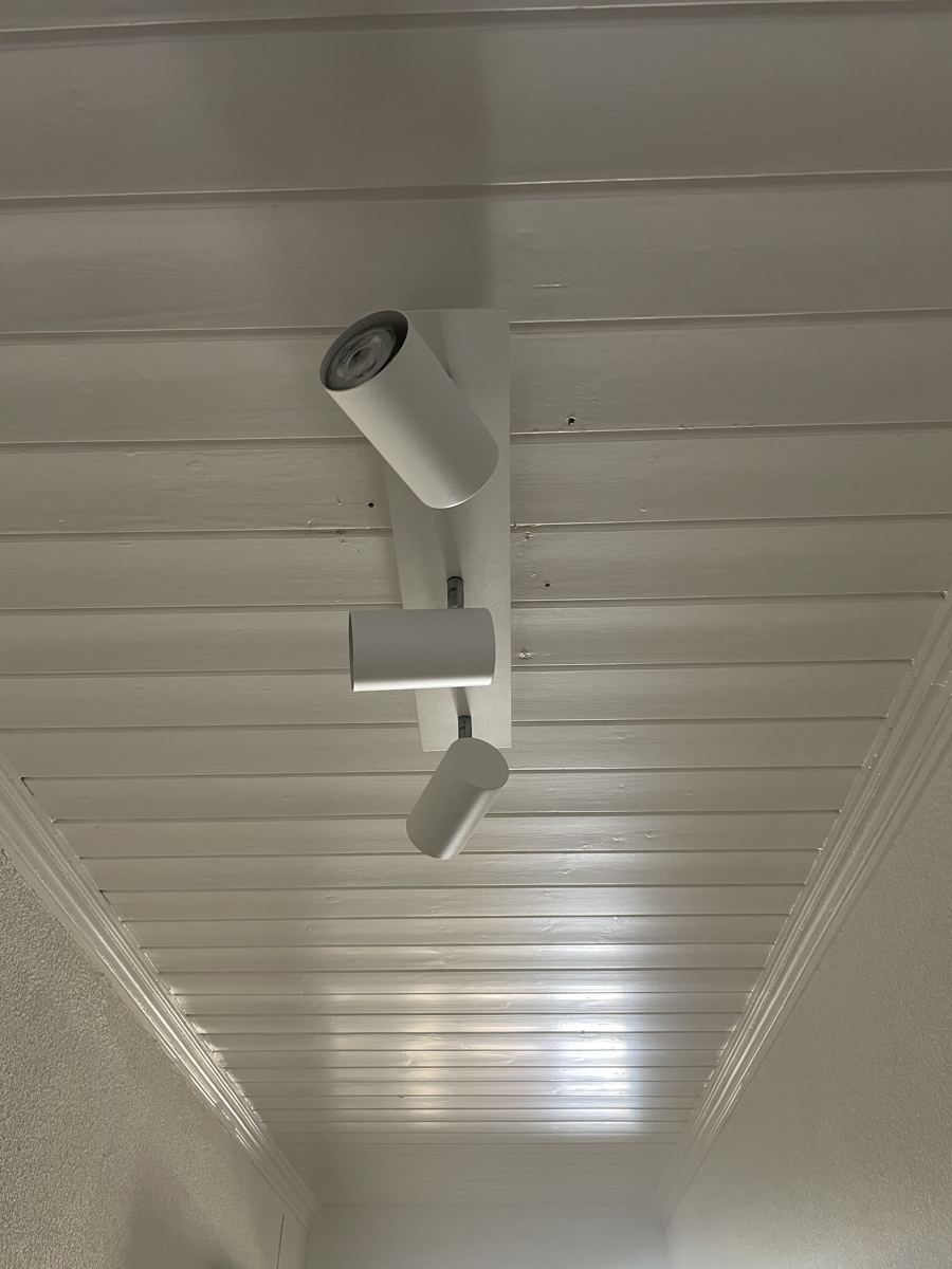 Shower shelf, wall shelf and ceiling spots — detail